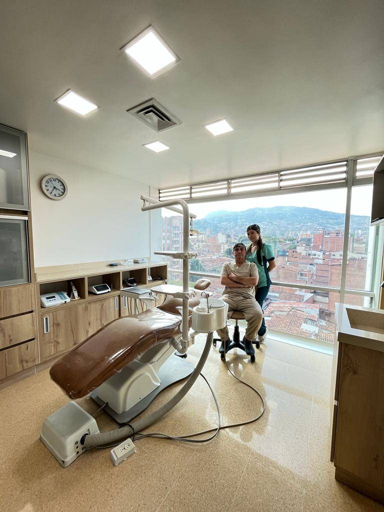 Consultorio odontológico equipado con vista a Medellín
